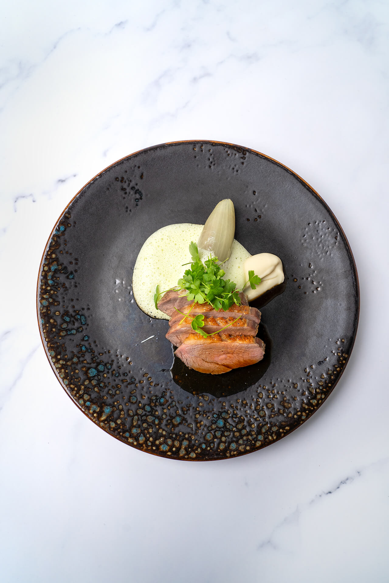 Eendenborst van de konrogrill met truffel bramenjus